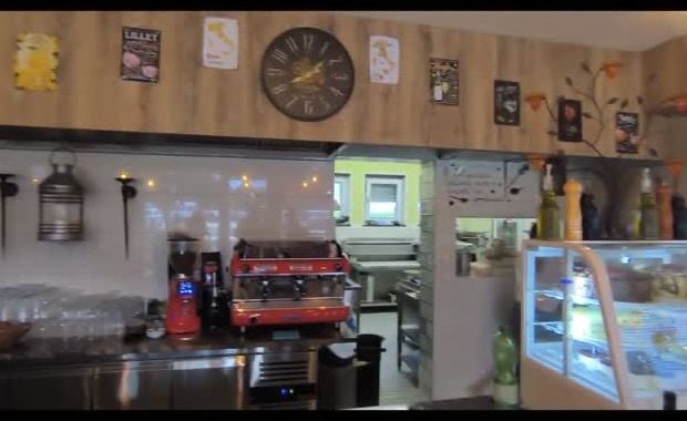 Unsere Bar mit der Espressomaschine und der Kuchenvitrine